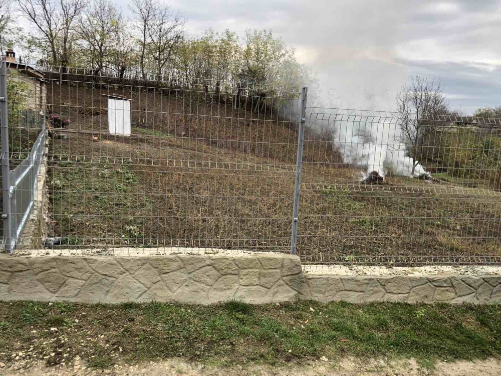 FOTO // Un bărbat din Orhei, amendat pentru că a dat foc la frunzele din grădină